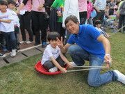 爸爸和孩子一起玩遊戲