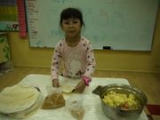 看我包潤餅的架式十足!4月3日14:20