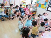 挺著肚子上課好累喔